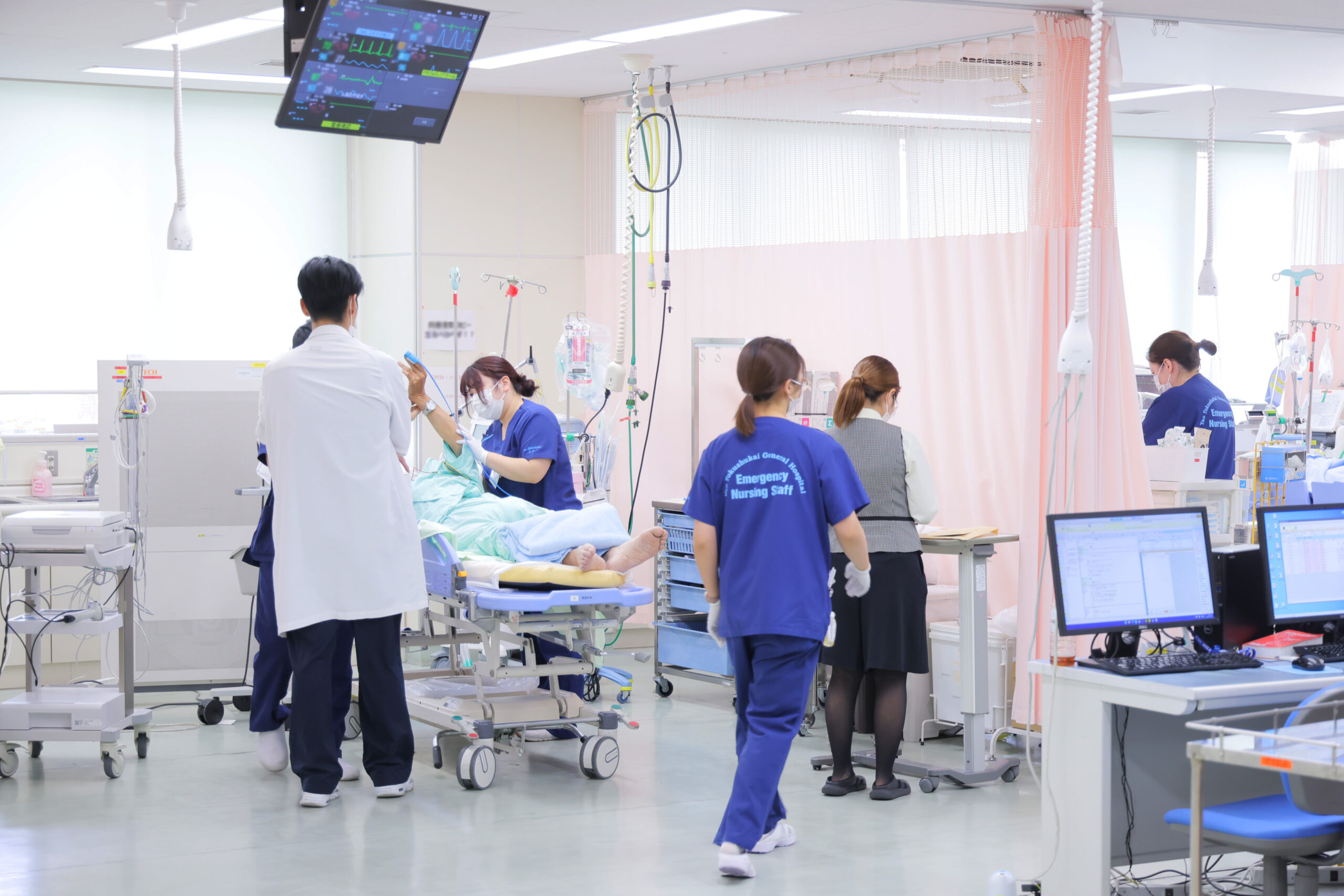 大阪府八尾市にある二次救急指定病院・医療法人徳洲会 八尾徳洲会総合病院のER（救命救急）で働く看護師
