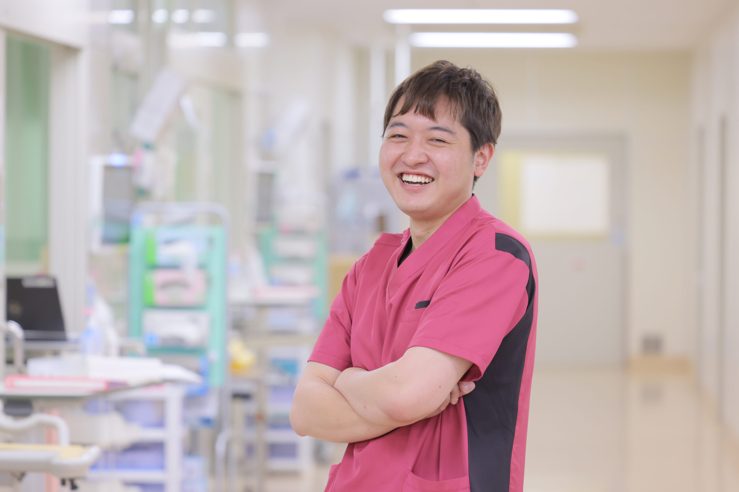 大阪府八尾市にある二次救急指定病院・医療法人徳洲会 八尾徳洲会総合病院のICU（集中治療室）で働く男性看護師