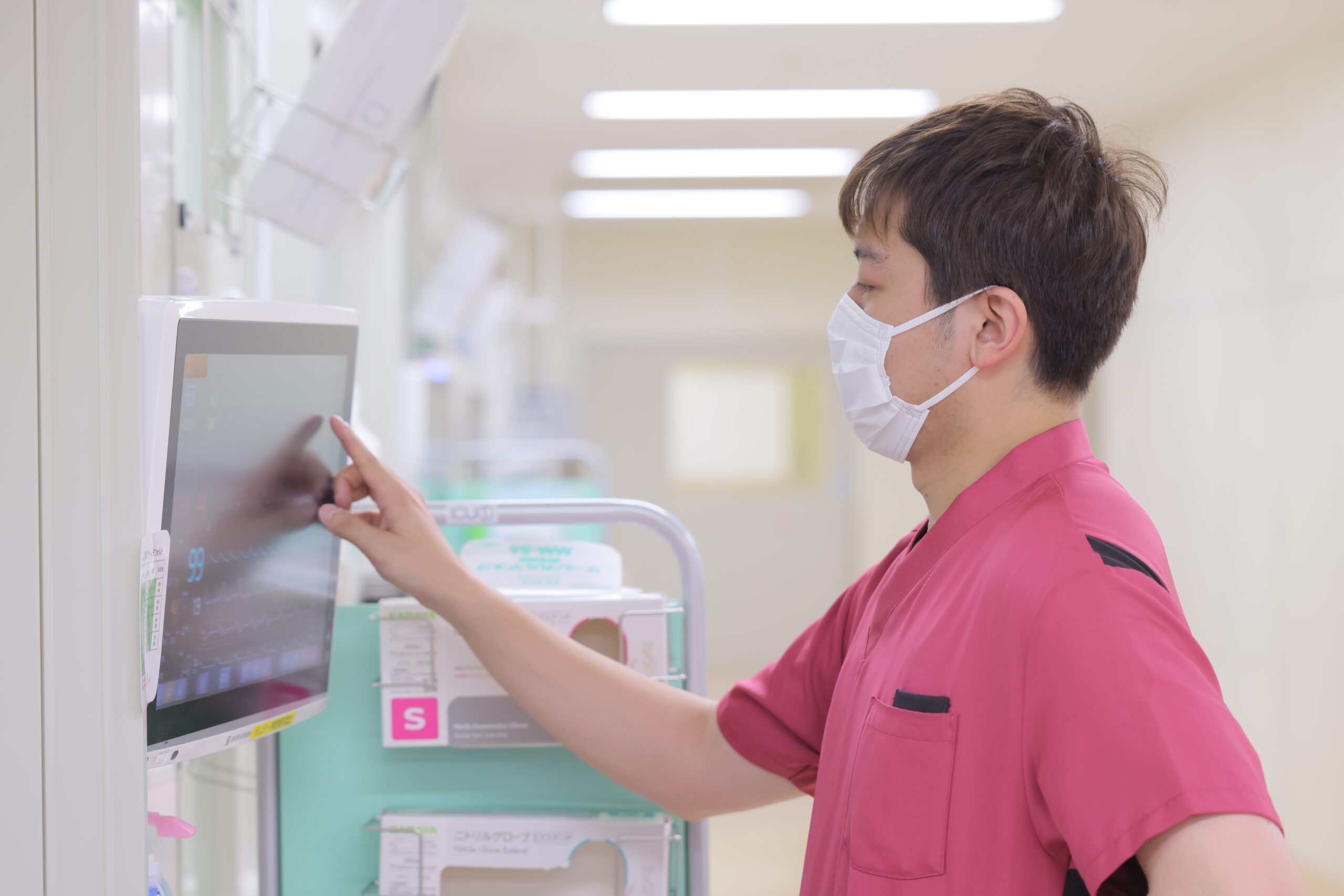 大阪府八尾市にある二次救急指定病院・医療法人徳洲会 八尾徳洲会総合病院のICU（集中治療室）で働く男性看護師