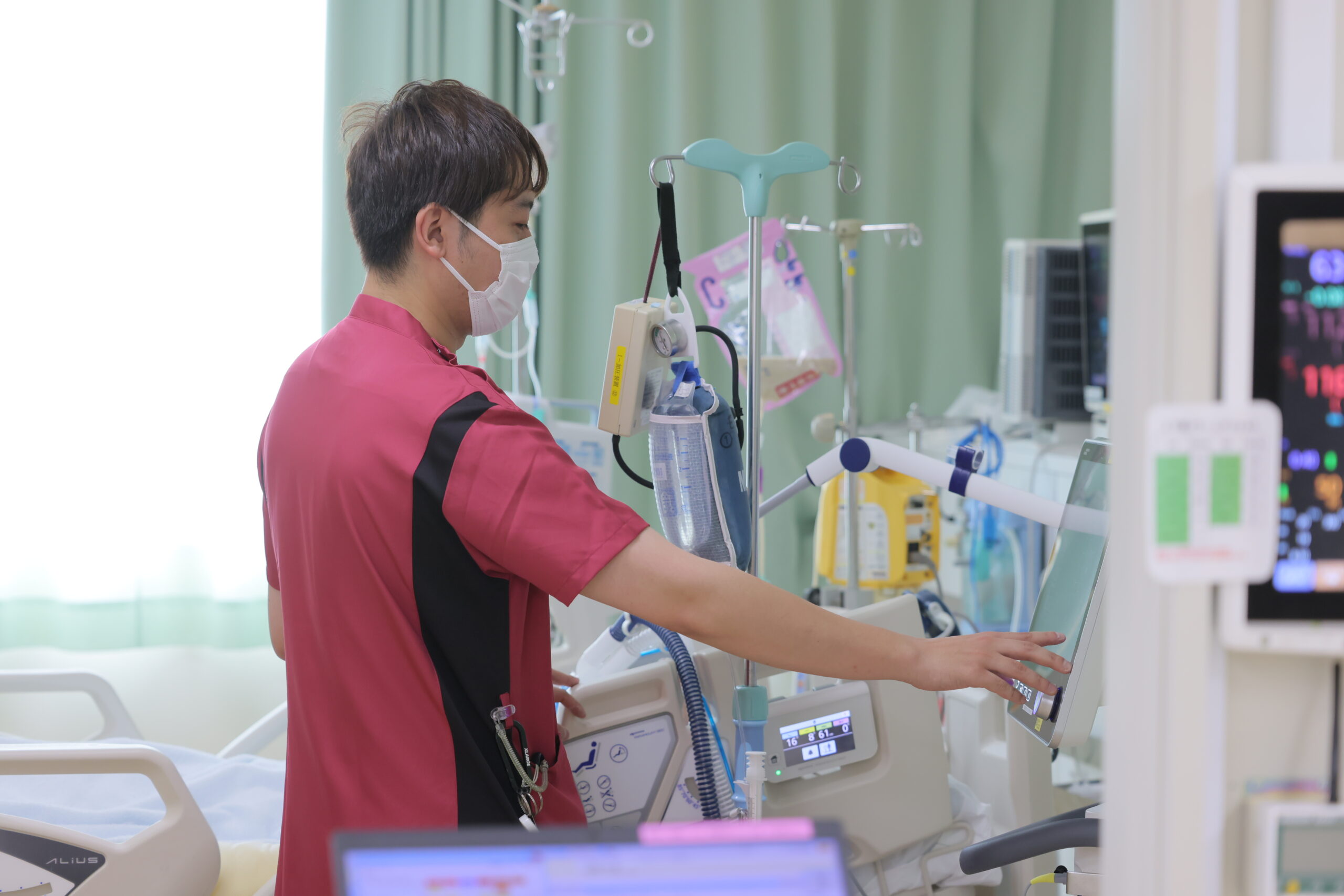 大阪府八尾市にある二次救急指定病院・医療法人徳洲会 八尾徳洲会総合病院のICU（集中治療室）で働く男性看護師