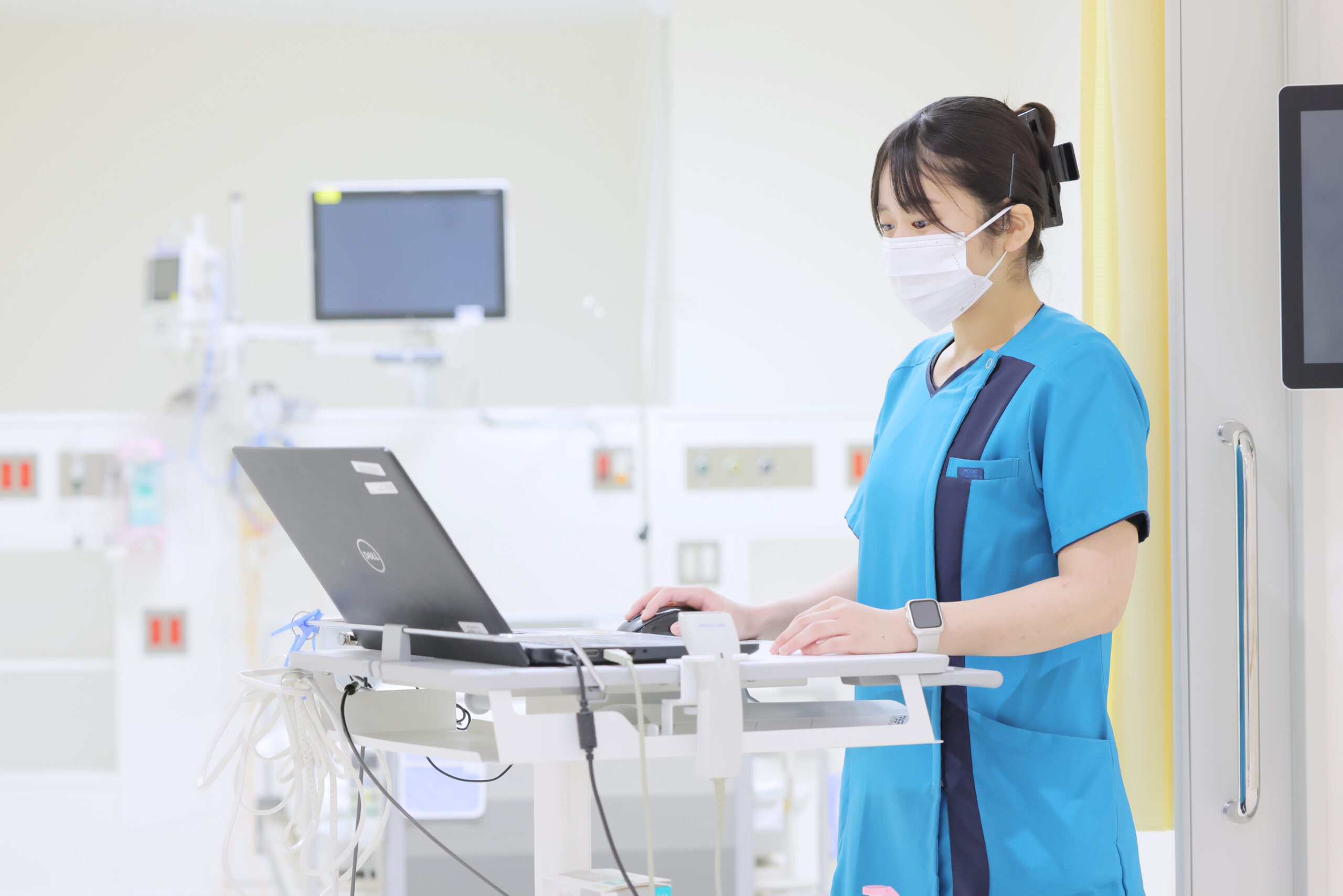 大阪府八尾市にある二次救急指定病院・医療法人徳洲会 八尾徳洲会総合病院のHCU（ハイケアユニット）で働く看護師
