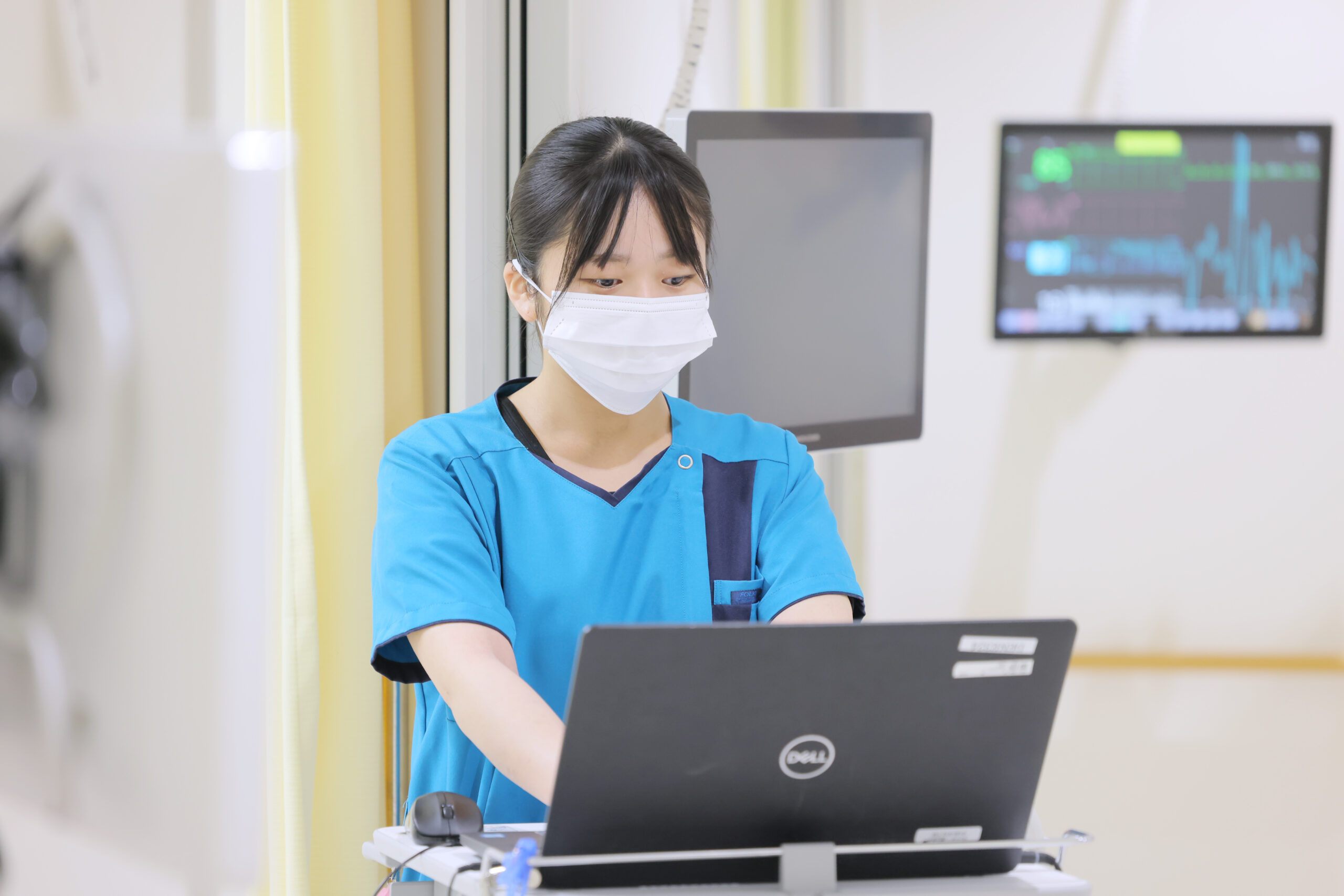 大阪府八尾市にある二次救急指定病院・医療法人徳洲会 八尾徳洲会総合病院のHCU（ハイケアユニット）で働く看護師