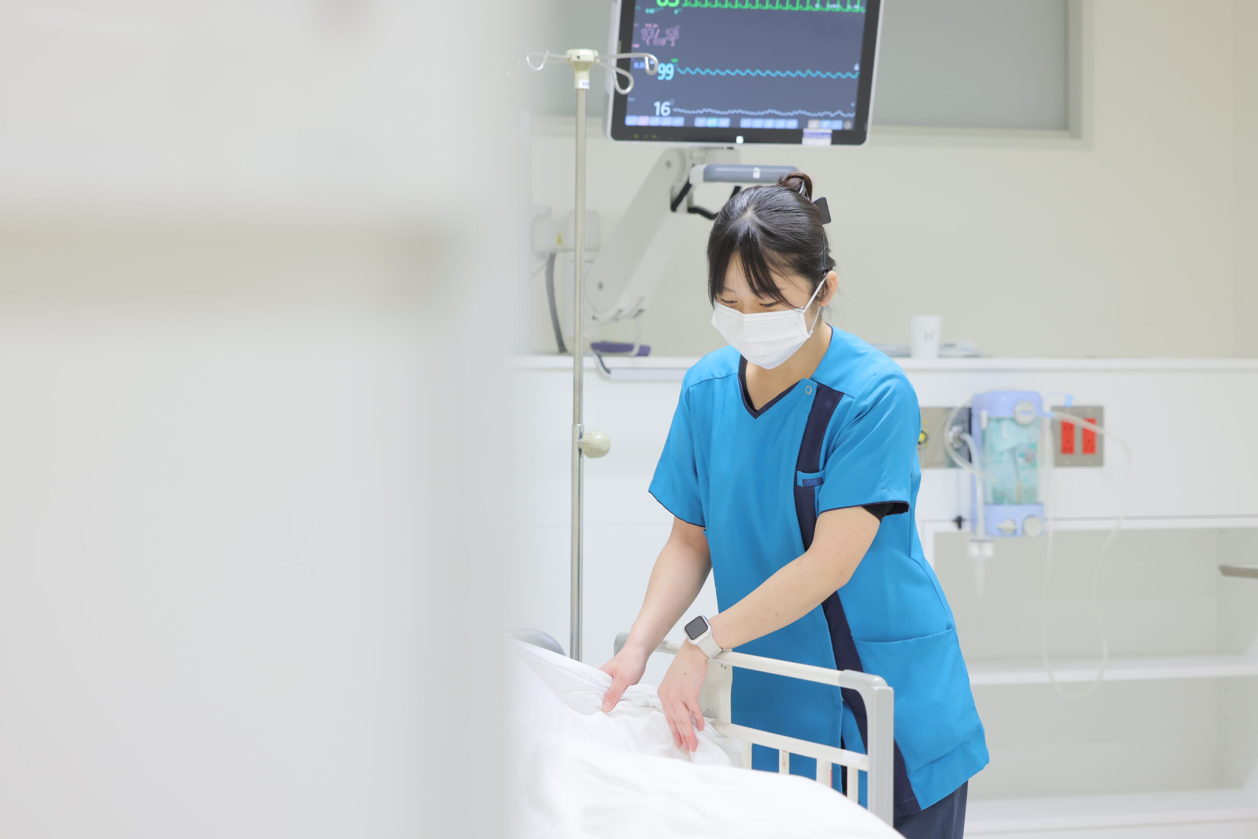 大阪府八尾市にある二次救急指定病院・医療法人徳洲会 八尾徳洲会総合病院のHCU（ハイケアユニット）で働く看護師