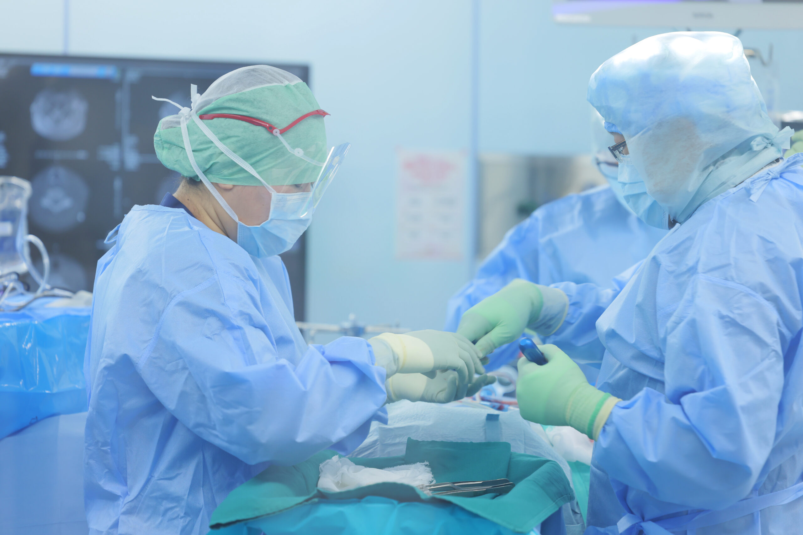 大阪府八尾市にある二次救急指定病院・医療法人徳洲会 八尾徳洲会総合病院の手術室で働く看護師