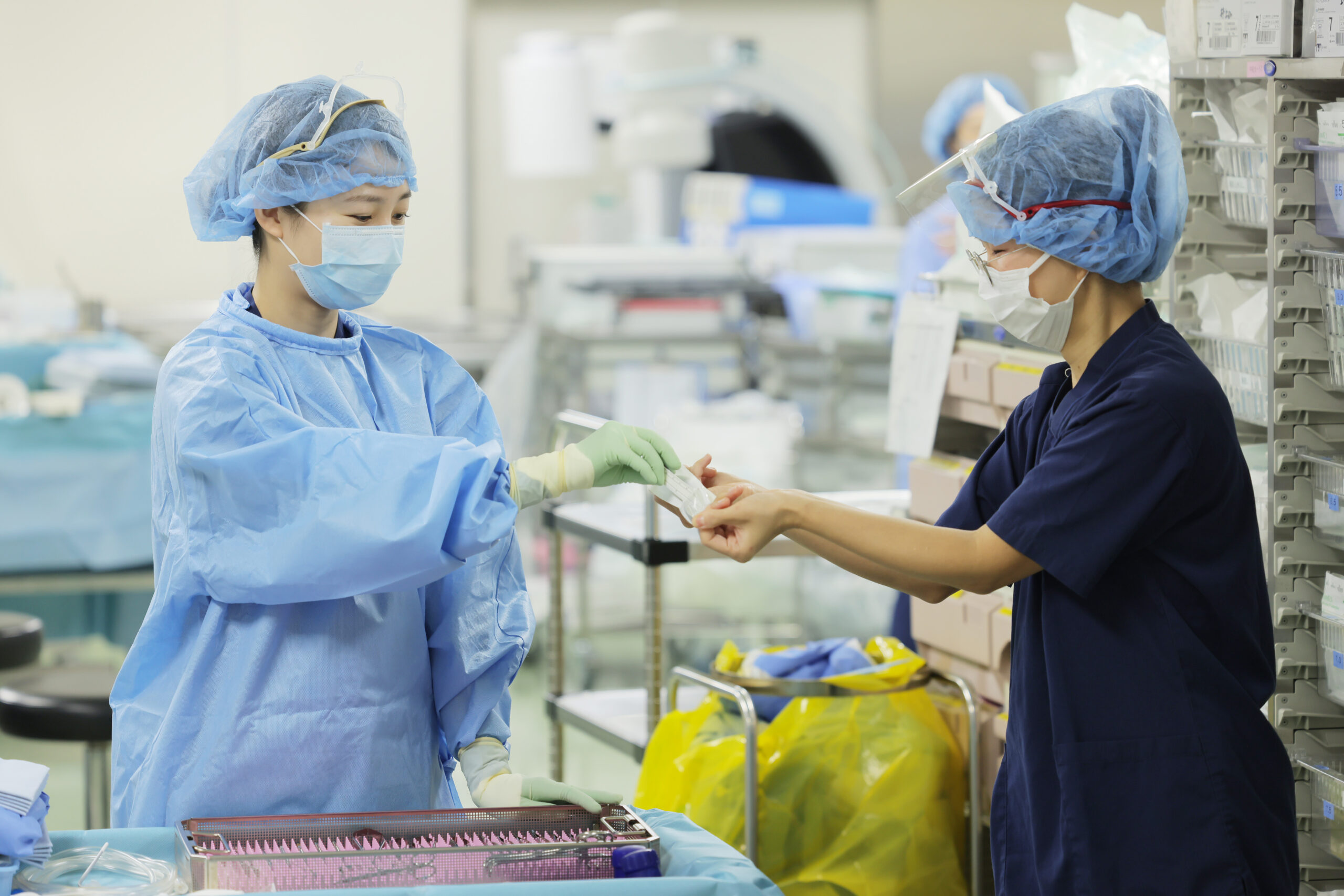 大阪府八尾市にある二次救急指定病院・医療法人徳洲会 八尾徳洲会総合病院の手術室で働く看護師