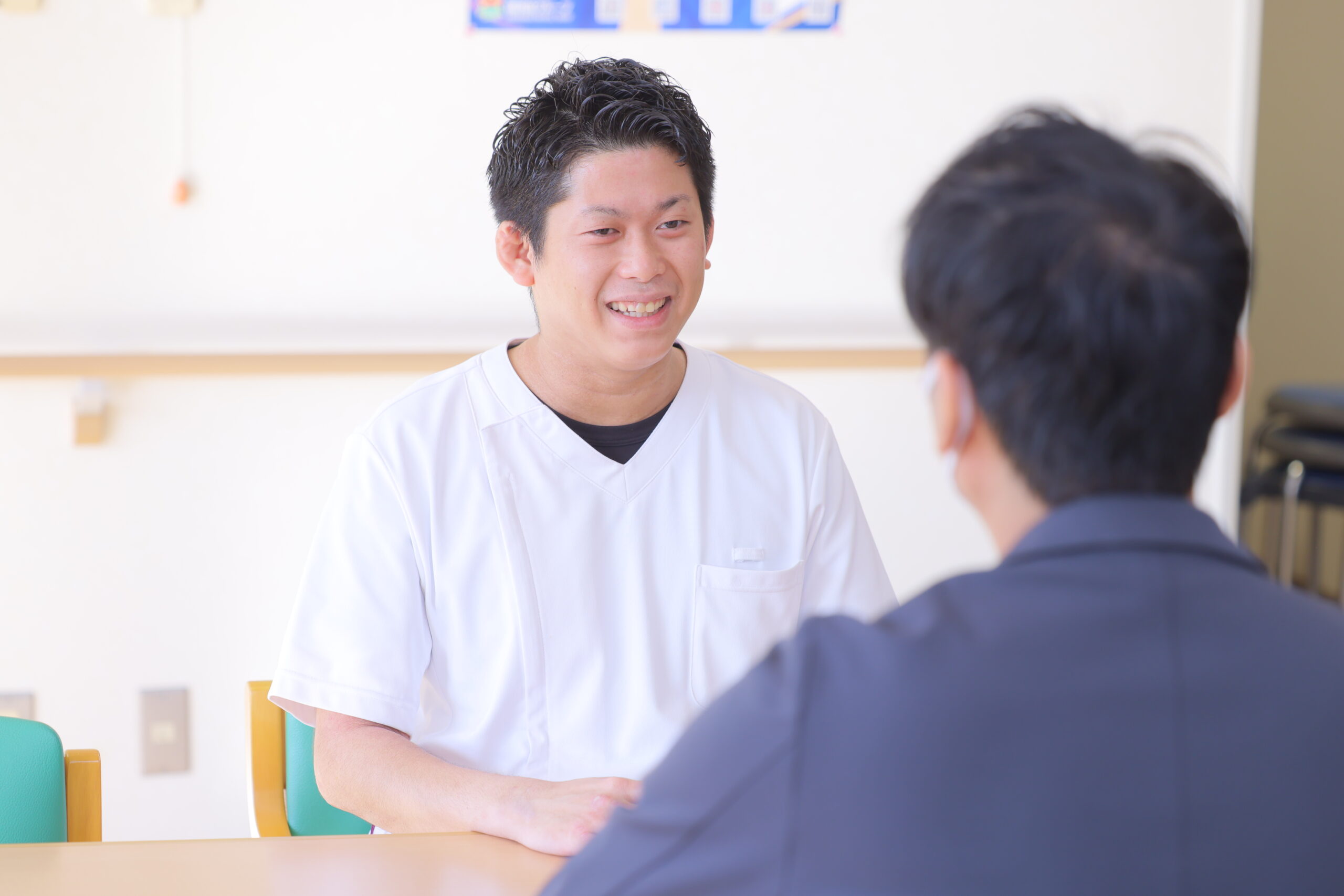大阪府八尾市にある二次救急指定病院・医療法人徳洲会 八尾徳洲会総合病院の急性期病棟で働く男性看護師