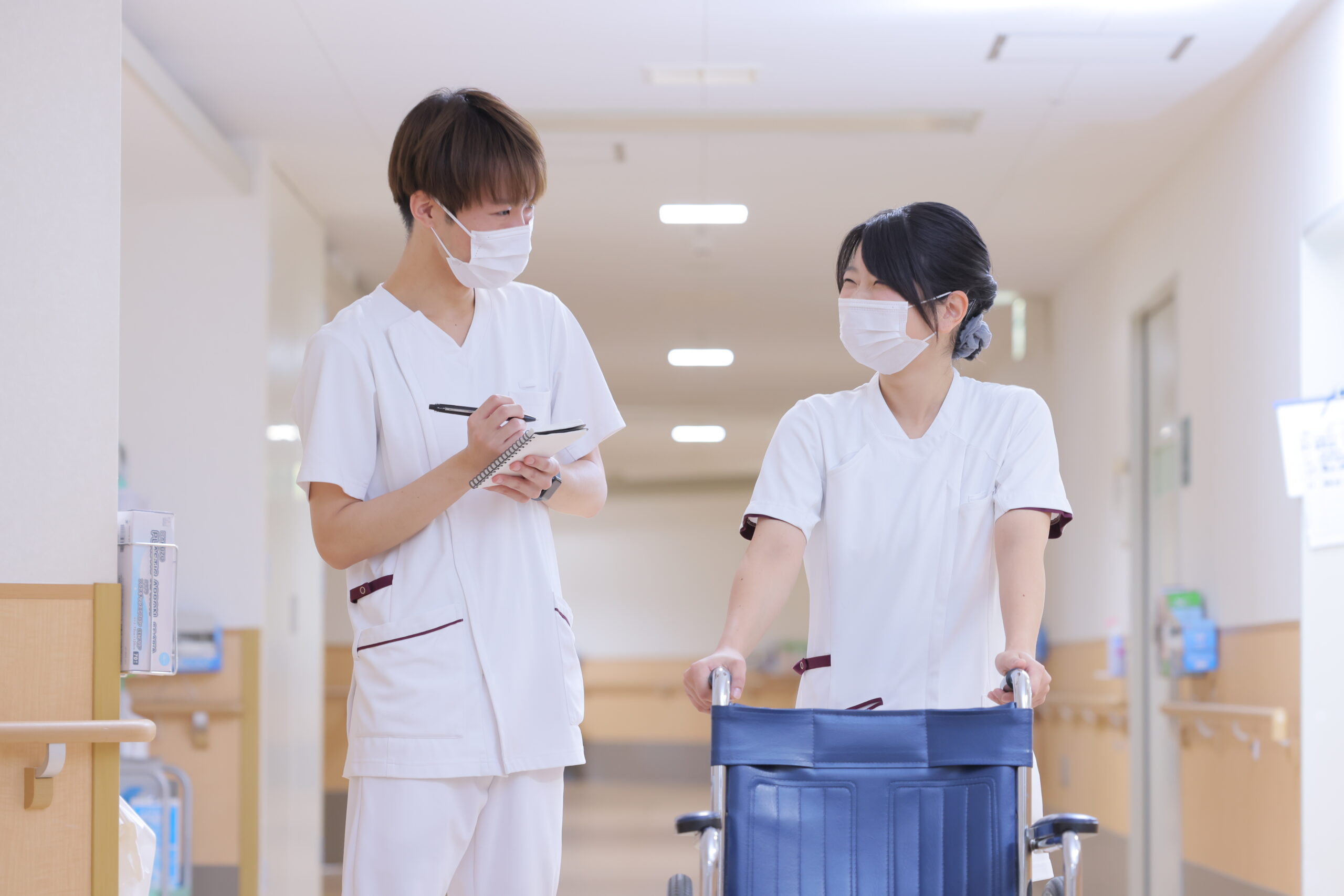 大阪府八尾市にある救急病院・八尾徳洲会総合病院の整形外科病棟で働く男性看護師
