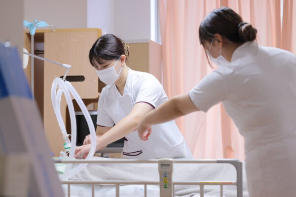 大阪府八尾市にある二次救急指定病院・医療法人徳洲会 八尾徳洲会総合病院の急性期病棟で働く看護師