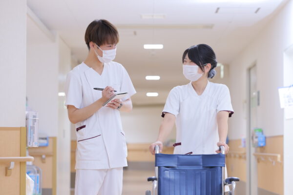 大阪府八尾市にある二次救急指定病院・医療法人徳洲会 八尾徳洲会総合病院の急性期病棟で働く看護師