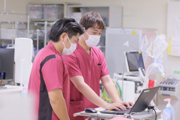 大阪府八尾市にある二次救急指定病院・医療法人徳洲会 八尾徳洲会総合病院のICU（集中治療室）で働く男性看護師