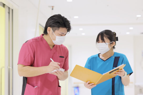 大阪府八尾市にある二次救急指定病院・医療法人徳洲会 八尾徳洲会総合病院のHCU（ハイケアユニット）で働く看護師