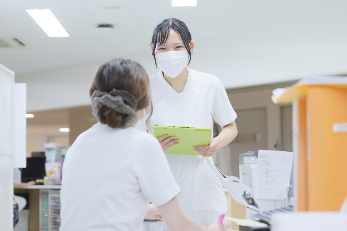 大阪府八尾市にある二次救急指定病院・医療法人徳洲会 八尾徳洲会総合病院の急性期病棟で働く若手看護師
